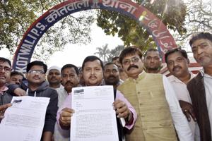 BJP MLA Nitin Navin showing the copy of FIR filed against Bihar's minister for excise and prohibition Abdul Jalil Mastan over his comment on PM Narendra Modi, outside Kotwali police station in Patna.(PTI photo) BJP MLA Nitin Navin showing the copy of FIR filed against Bihar's minister for excise and prohibition Abdul Jalil Mastan over his comment on PM Narendra Modi, outside Kotwali police station in Patna.(PTI photo)