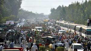 Commuters are likely to have a harrowing time on Wednesday as thousands of Jat protesters flood the Capital for a demonstration at Jantar Mantar.(PTI) Commuters are likely to have a harrowing time on Wednesday as thousands of Jat protesters flood the Capital for a demonstration at Jantar Mantar.(PTI)