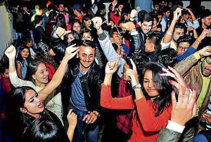 Hoteliers say police should have an efficient enforcement instead of capping the closing time for bars, discos and eateries.(HT File Photo) Hoteliers say police should have an efficient enforcement instead of capping the closing time for bars, discos and eateries.(HT File Photo)