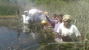 Relatives of a dead man in Rawat Basti village near Udaipur carry his body across the Bedach river to the cremation ground.(HT Photo) Relatives of a dead man in Rawat Basti village near Udaipur carry his body across the Bedach river to the cremation ground.(HT Photo)