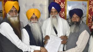 SGPC probe panel submitting its report to Akal Takht jathedar Giani Gurbachan Singh (second from right) in Amritsar on Monday.(Sameer Sehgal/HT Photo) SGPC probe panel submitting its report to Akal Takht jathedar Giani Gurbachan Singh (second from right) in Amritsar on Monday.(Sameer Sehgal/HT Photo)