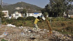 A man throwing garbage at Kalka’s railway bridge in Panchkula.(Sant Arora/Hindustan Times) A man throwing garbage at Kalka’s railway bridge in Panchkula.(Sant Arora/Hindustan Times)