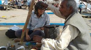 Pandaa Rajendra Tiwari applying chandan teeka on the forehead of a foreign tourist at Dashashwamedh Ghat, March 8, 2017.(Rajesh Kumar / HT Photo) Pandaa Rajendra Tiwari applying chandan teeka on the forehead of a foreign tourist at Dashashwamedh Ghat, March 8, 2017.(Rajesh Kumar / HT Photo)