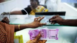 A November 17, 2016, photo shows a woman holding Rs 2000 notes as she has her finger marked with indelible ink after exchanging old 500 and 1000 notes at a bank in Chennai.(AFP file photo) A November 17, 2016, photo shows a woman holding Rs 2000 notes as she has her finger marked with indelible ink after exchanging old 500 and 1000 notes at a bank in Chennai.(AFP file photo)