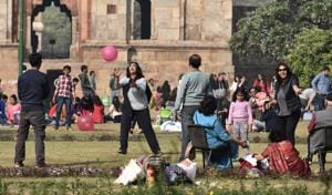 On Wednesday morning, minimum temperature dipped to 18.4 degrees Celsius in Delhi.(Sanjeev Verma/HT Photo) On Wednesday morning, minimum temperature dipped to 18.4 degrees Celsius in Delhi.(Sanjeev Verma/HT Photo)