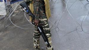 A paramilitary trooper holds a pellet gun as he stands guard during a curfew in Srinagar.(AFP File Photo) A paramilitary trooper holds a pellet gun as he stands guard during a curfew in Srinagar.(AFP File Photo)