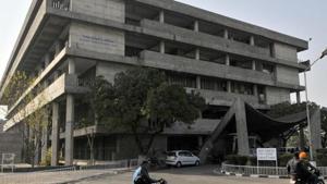 The kiosk (shop number 12 at Student Centre) was allotted to Mamma Mia eatery, owned by Sanjeev Mehta. The audit team has demanded explanation from the authorities concerned as why proper procedure was not followed in this case.(HT File) The kiosk (shop number 12 at Student Centre) was allotted to Mamma Mia eatery, owned by Sanjeev Mehta. The audit team has demanded explanation from the authorities concerned as why proper procedure was not followed in this case.(HT File)