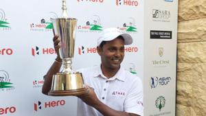 SSP Chawrasia claimed the Indian Open trophy to win his fourth European Tour title.(Twitter) SSP Chawrasia claimed the Indian Open trophy to win his fourth European Tour title.(Twitter)