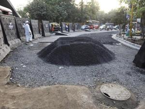 An earlier report, which investigated 34 roads and found similar irregularities, points to a nexus between officials and contractors(HT) An earlier report, which investigated 34 roads and found similar irregularities, points to a nexus between officials and contractors(HT)