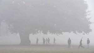 People playing cricket in cold weather near India Gate in New Delhi, in this representative file photo from February.(Arvind Yadav/Hindustan Times) People playing cricket in cold weather near India Gate in New Delhi, in this representative file photo from February.(Arvind Yadav/Hindustan Times)