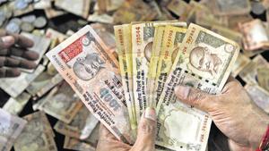 A man counting old Rs 500 and Rs 1,000 notes at a bank during demonetisation drive(HT photo) A man counting old Rs 500 and Rs 1,000 notes at a bank during demonetisation drive(HT photo)