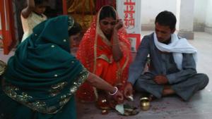 Sangeeta and Ramkeshwar Yadav performing religious rituals after their marriage in Gaya district on Friday.(HT photo) Sangeeta and Ramkeshwar Yadav performing religious rituals after their marriage in Gaya district on Friday.(HT photo)