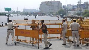 Delhi police had blocked the Delhi-Gurgaon Sarhaul border with barricades ahead of the Jat agitation in Gurgaon on Sunday.(HT Photo) Delhi police had blocked the Delhi-Gurgaon Sarhaul border with barricades ahead of the Jat agitation in Gurgaon on Sunday.(HT Photo)