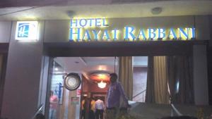 Gau rakshaks sealed a hotel for a six hours after reports circulated that beef was found in the garbage dump outside.(Deep Mukherjee/HT Photo) Gau rakshaks sealed a hotel for a six hours after reports circulated that beef was found in the garbage dump outside.(Deep Mukherjee/HT Photo)