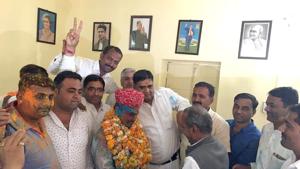 Ravi Singh being welcomed with garlands at Congress office in Barmer.(HT photo) Ravi Singh being welcomed with garlands at Congress office in Barmer.(HT photo)