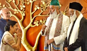 External affairs minister Sushma Swaraj meets the two sufi clerics who had gone missing in Pakistan.(Arun Sharma/HT Photo) External affairs minister Sushma Swaraj meets the two sufi clerics who had gone missing in Pakistan.(Arun Sharma/HT Photo)