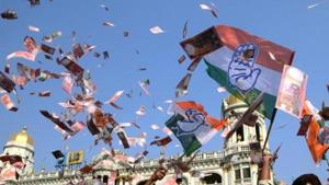 Congress supporters agitate at Esplanade on March 15 with fake currency against the purported acceptance of cash by Trinamool Congress leaders seen in the Narada sting operation.(HT Photo) Congress supporters agitate at Esplanade on March 15 with fake currency against the purported acceptance of cash by Trinamool Congress leaders seen in the Narada sting operation.(HT Photo)