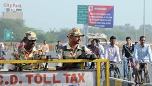 Security personnel were deployed at Delhi-Gurgaon border to prevent any untoward incident after Jat protesters threatened to choke Delhi with over 50,000 tractor-trailers on March 20.(Parveen Kumar/HT Photo) Security personnel were deployed at Delhi-Gurgaon border to prevent any untoward incident after Jat protesters threatened to choke Delhi with over 50,000 tractor-trailers on March 20.(Parveen Kumar/HT Photo)