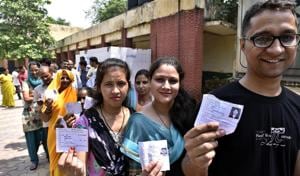 Voters queue up to cast their votes in the Delhi municipal bypolls at Khichripur in May 2016.(Arun Sharma/HT Photo) Voters queue up to cast their votes in the Delhi municipal bypolls at Khichripur in May 2016.(Arun Sharma/HT Photo)