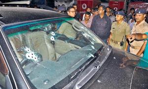 Motorcycle-borne assailants intercepted Dhanbad’s former deputy mayor Neeraj Singh’s SUV and opened fire. The incident took place barely 100m from his home.(Bijay/HT Photo) Motorcycle-borne assailants intercepted Dhanbad’s former deputy mayor Neeraj Singh’s SUV and opened fire. The incident took place barely 100m from his home.(Bijay/HT Photo)