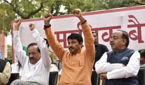 BJP Delhi president Manoj Tiwari with union ministers and senior Delhi leaders Vijay Goel and Dr Harshvardhan.(Arvind Yadav/HT PHOTO) BJP Delhi president Manoj Tiwari with union ministers and senior Delhi leaders Vijay Goel and Dr Harshvardhan.(Arvind Yadav/HT PHOTO)