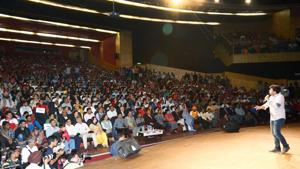 Comedian Amit Tandon at a show.(Photo courtesy: facebook.com/AmitTheComic) Comedian Amit Tandon at a show.(Photo courtesy: facebook.com/AmitTheComic)