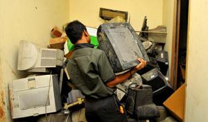 Industry estimates suggest that the NCR region produced around 68,000 metric tonnes of e-waste in 2016.(Sunil Ghosh/HT Photo) Industry estimates suggest that the NCR region produced around 68,000 metric tonnes of e-waste in 2016.(Sunil Ghosh/HT Photo)