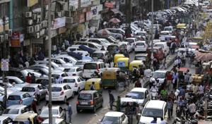 Cars parked on the main road in Karol Bagh’s Ghaffar Market.(Saumya Khandelwal/HT Photo) Cars parked on the main road in Karol Bagh’s Ghaffar Market.(Saumya Khandelwal/HT Photo)
