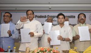 (From left) Delhi Congress president Ajay Maken, senior Congress leaders P Chidambaram, Jyotiraditya Scindia and PC Chacko released a draft blueprint for the MCD elections on March 6.(Ravi Choudhary/HT Photo) (From left) Delhi Congress president Ajay Maken, senior Congress leaders P Chidambaram, Jyotiraditya Scindia and PC Chacko released a draft blueprint for the MCD elections on March 6.(Ravi Choudhary/HT Photo)