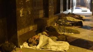 The homeless sleep on a pavement on a cold winter night at Asif Ali road in New Delhi.(Vipin Kumar/ Hindustan Times) The homeless sleep on a pavement on a cold winter night at Asif Ali road in New Delhi.(Vipin Kumar/ Hindustan Times)