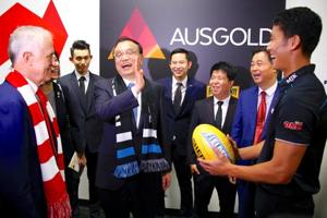 Former Australia Prime Minister Malcolm Turnbull watches as Chinese Premier Li Keqiang laughs with Port Adelaide player Chen Shaoliang (R), the Australian Rules football club's international academy recruit from China, during a visit to the team's room before the start of an Australian Football League (AFL) game at the Sydney Cricket Ground (SCG) in Sydney.(REUTERS) Former Australia Prime Minister Malcolm Turnbull watches as Chinese Premier Li Keqiang laughs with Port Adelaide player Chen Shaoliang (R), the Australian Rules football club's international academy recruit from China, during a visit to the team's room before the start of an Australian Football League (AFL) game at the Sydney Cricket Ground (SCG) in Sydney.(REUTERS)