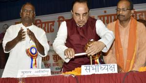 BJP MP Subramanyan Swamy (centre) and KN Govindacharya (left), at a seminar in Patna on Sunday.(Santosh/HT photo) BJP MP Subramanyan Swamy (centre) and KN Govindacharya (left), at a seminar in Patna on Sunday.(Santosh/HT photo)