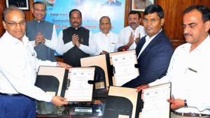 Chief Minister Raghubar Das along with Union Minister of state for Civil Aviation-Jayant Sinha and others witnesses an MOU for the expansion project of Deoghar airport in Ranchi on Saturday(Diwakar Prasad/ HT Photo) Chief Minister Raghubar Das along with Union Minister of state for Civil Aviation-Jayant Sinha and others witnesses an MOU for the expansion project of Deoghar airport in Ranchi on Saturday(Diwakar Prasad/ HT Photo)