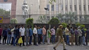 The government extended the deadline to deposit old notes for domicile residents, who were out of the country between 8 November and 30 December 2016 to March 31. For Non Resident Indians (NRIs), this deadline has been extended to June 30.(HT Photo) The government extended the deadline to deposit old notes for domicile residents, who were out of the country between 8 November and 30 December 2016 to March 31. For Non Resident Indians (NRIs), this deadline has been extended to June 30.(HT Photo)