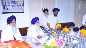 SGPC president Kirpal Singh Badungar (centre) presenting the budget report in the presence of Akal Takht Jathedar Giani Gurbachan Singh (left) in Amritsar on Wednesday.(Sameer Sehgal/HT Photo) SGPC president Kirpal Singh Badungar (centre) presenting the budget report in the presence of Akal Takht Jathedar Giani Gurbachan Singh (left) in Amritsar on Wednesday.(Sameer Sehgal/HT Photo)