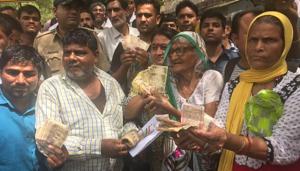 Around 800 people had lined up at the RBI office in Delhi on the last day to exchange old notes. Gulabo Devi (second from right), who could remember her age, said she had found the notes in a cupboard inside her house.(A Mariyam Alavi / HT Photo) Around 800 people had lined up at the RBI office in Delhi on the last day to exchange old notes. Gulabo Devi (second from right), who could remember her age, said she had found the notes in a cupboard inside her house.(A Mariyam Alavi / HT Photo)