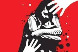 The Shivaji Park police on Thursday arrested a 22-year-old hawker for allegedly molesting a 35-year-old beautician at a crowded market in Dadar.(HT) The Shivaji Park police on Thursday arrested a 22-year-old hawker for allegedly molesting a 35-year-old beautician at a crowded market in Dadar.(HT)
