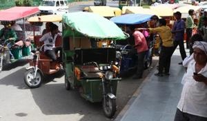 Experts said that even though battery-operated rickshaws are encouraged for their zero emission properties and as a last-mile connectivity option, the traffic snarls they are triggering is adding to the pollution as vehicles stuck in the jams need to decelerate, stop and accelerate more frequently.(HT file photo) Experts said that even though battery-operated rickshaws are encouraged for their zero emission properties and as a last-mile connectivity option, the traffic snarls they are triggering is adding to the pollution as vehicles stuck in the jams need to decelerate, stop and accelerate more frequently.(HT file photo)
