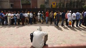 People wait outside the RBI in New Delhi to submit their demonetised banknotes on last day of currency exchange in New Delhi, on Friday, March 31, 2017.(Ravi Choudhary/HT PHOTO) People wait outside the RBI in New Delhi to submit their demonetised banknotes on last day of currency exchange in New Delhi, on Friday, March 31, 2017.(Ravi Choudhary/HT PHOTO)