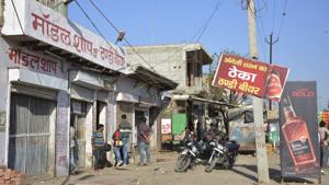 Liquor shop owners hit by the verdict would either have to shift 500 metres away from the highway or wrap up operations altogether.(HT File) Liquor shop owners hit by the verdict would either have to shift 500 metres away from the highway or wrap up operations altogether.(HT File)