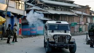 Militants hurled the grenade on to a police party next to Ganjbaksh Park in Nowhatta area around 7 pm when the cops were withdrawing after their day’s duties.(PTI) Militants hurled the grenade on to a police party next to Ganjbaksh Park in Nowhatta area around 7 pm when the cops were withdrawing after their day’s duties.(PTI)