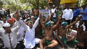 Farmers from Tamil Nadu during their strike at Jantar Mantar in New Delhi.(Sushil Kumar/HT PHOTO) Farmers from Tamil Nadu during their strike at Jantar Mantar in New Delhi.(Sushil Kumar/HT PHOTO)