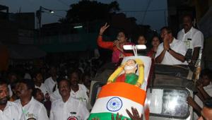 Party workers of the ruling AIADMK campaign using a dummy body resembling late former chief minister J Jayalalithaa on Thursday in Chennai.(HT Photo) Party workers of the ruling AIADMK campaign using a dummy body resembling late former chief minister J Jayalalithaa on Thursday in Chennai.(HT Photo)