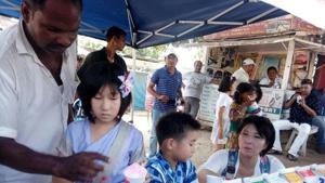 Raising funds for poor kids: Japanese girl Nanai Sugamito at her free dessert stall at Bodh Gaya in Bihar.(HT photo) Raising funds for poor kids: Japanese girl Nanai Sugamito at her free dessert stall at Bodh Gaya in Bihar.(HT photo)