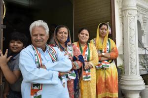 Dayanand Chandila with his family.(Sushil Kumar/HT PHOTO) Dayanand Chandila with his family.(Sushil Kumar/HT PHOTO)