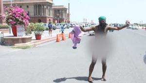 Protesting farmers stripped, shouted slogans and rolled on the road chanting ’Shiva’(HT Photo) Protesting farmers stripped, shouted slogans and rolled on the road chanting ’Shiva’(HT Photo)