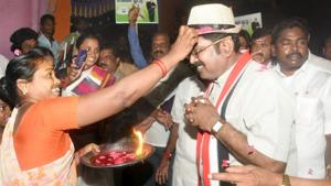 AIADMK’s Sasikala faction candidate TTV Dinakaran is alleged to have distributed Rs 89.5 crore among voters to lure them to choose him.(Twitter) AIADMK’s Sasikala faction candidate TTV Dinakaran is alleged to have distributed Rs 89.5 crore among voters to lure them to choose him.(Twitter)