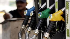 A petrol pump attendant waits for customers at a station in New Delhi, 18 September 2007.(AFP File Photo) A petrol pump attendant waits for customers at a station in New Delhi, 18 September 2007.(AFP File Photo)