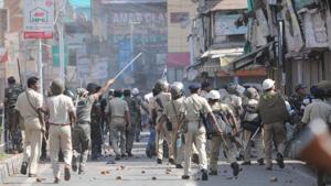 Police lathi charge stone pelters in Mahatma Gandhi Marg in Ranchi on Tuesday.(Parwaz Khan/HT Photo) Police lathi charge stone pelters in Mahatma Gandhi Marg in Ranchi on Tuesday.(Parwaz Khan/HT Photo)