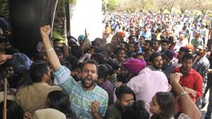 Students protesting against fee hike at Panjab University in Chandigarh on Tuesday.(Karun Sharma / HT photo) Students protesting against fee hike at Panjab University in Chandigarh on Tuesday.(Karun Sharma / HT photo)